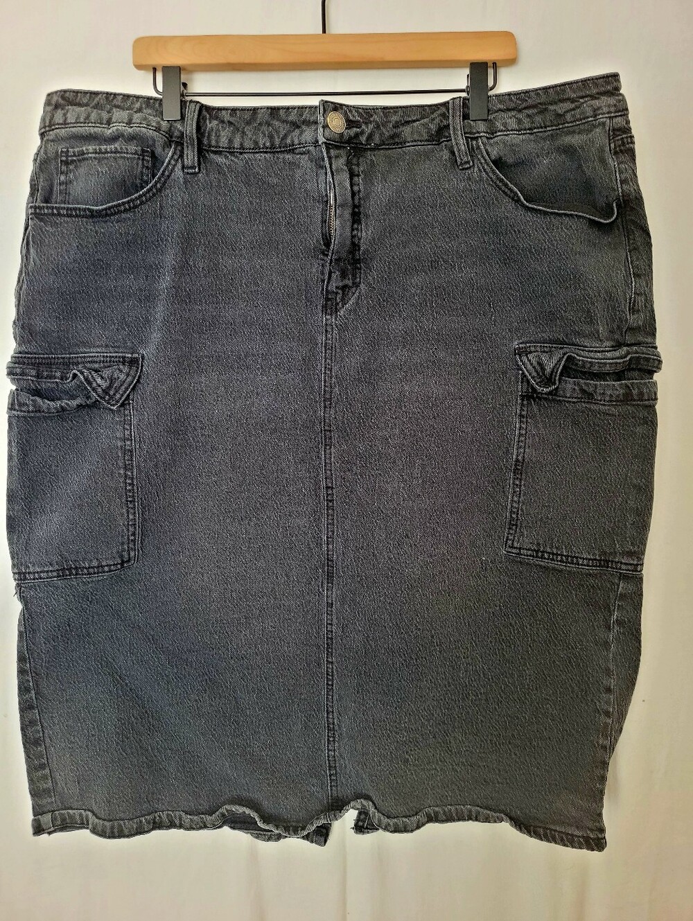 AVA&VIV Straight Skirt Size 20 Black Denim Cargo Pockets Slit Distressed